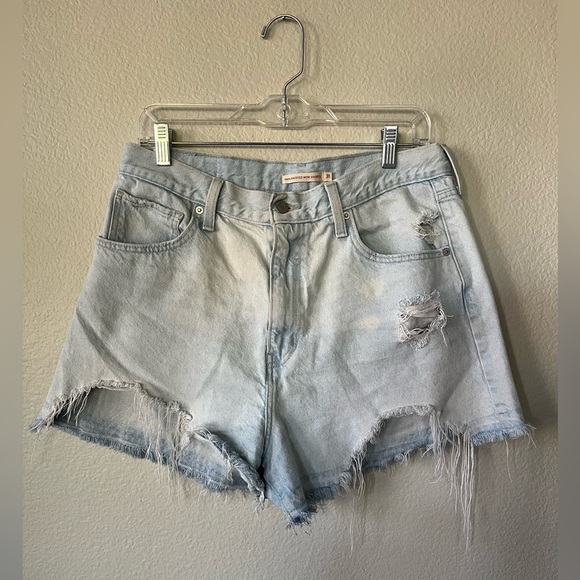 Levi’s Light Wash High Waisted Mom Distressed Jean Shorts Women’s Size 31/12 - Picture 1 of 14